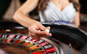 Antarmuka Casino Hold'em di pgwin dengan tabel strategi